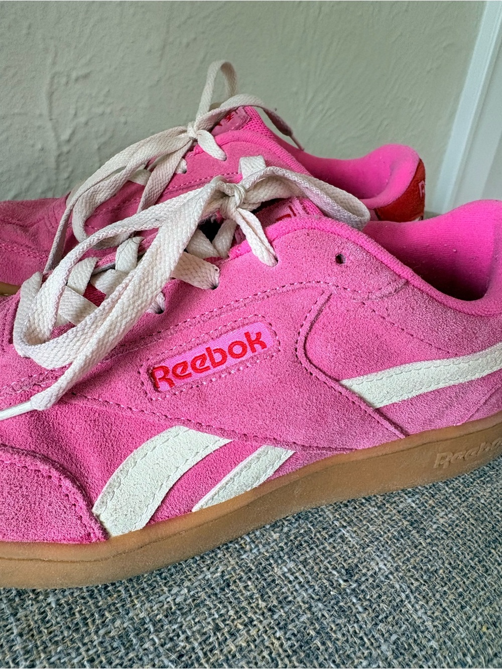 Pink Reeboks!  Size 8.5. - Picture 4 of 14